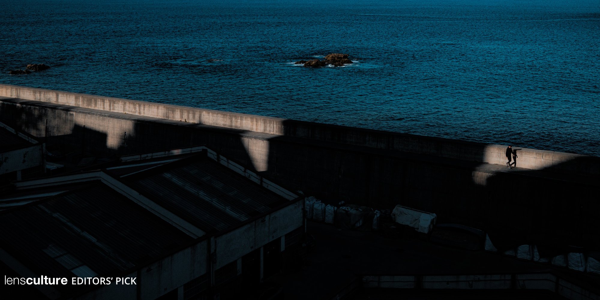 Les ombres devant la mer