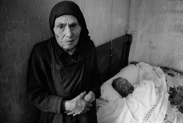 Matrimonio de ancianos campesinos, O Campo, Orense, 1978 © Anna Turbau, VEGAP