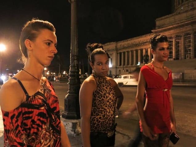 Walking at night, Havana © Mariette Allen