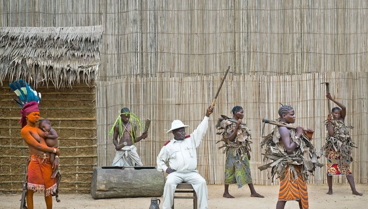 © Patrick Willocq - Walé Oymobé, bored and alone. « Ensansa : lokúkú lókula Itipo y’ Obenga, bâmâ bâyôlèké là nyóngo nd’âpèke ».Song: drums hit Itipo of Bobenga, mamas go with hoe on shoulders.
