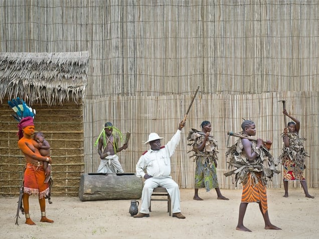 © Patrick Willocq - Walé Oymobé, bored and alone. « Ensansa : lokúkú lókula Itipo y’ Obenga, bâmâ bâyôlèké là nyóngo nd’âpèke ».Song: drums hit Itipo of Bobenga, mamas go with hoe on shoulders.