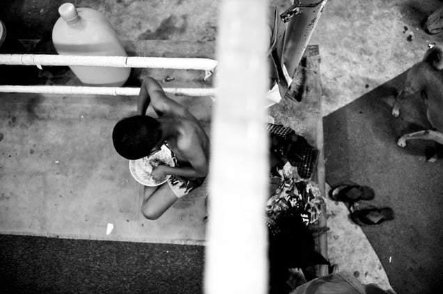 Boy gets food in the boxing ring. © Sandra Hoyn