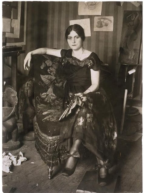 Portrait d’Olga dans l’atelier de l’artiste © 2014 Estate of Pablo Picasso / Artists Rights Society (ARS), New York © RMN-Grand Palais/Art Resource, NY. Photo: Jean-Gilles Berizzi. Courtesy Gagosian Gallery