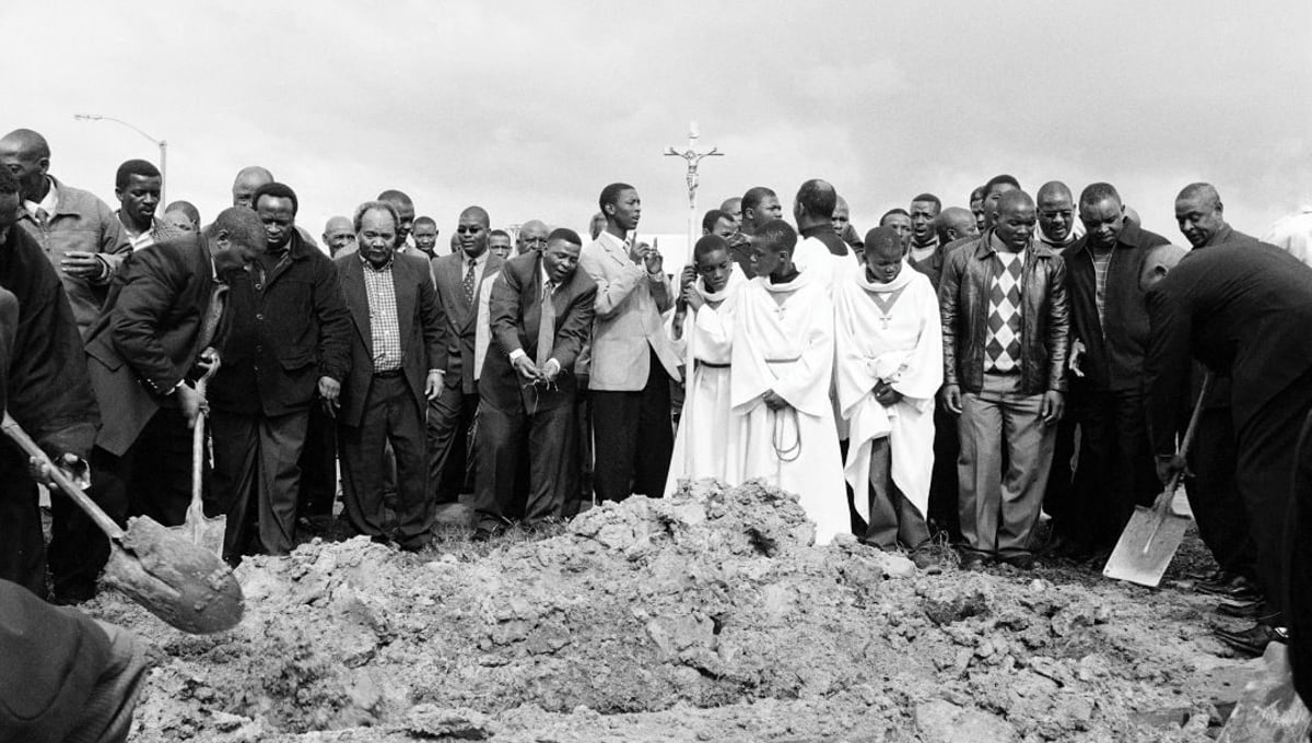 Burial, Langa.