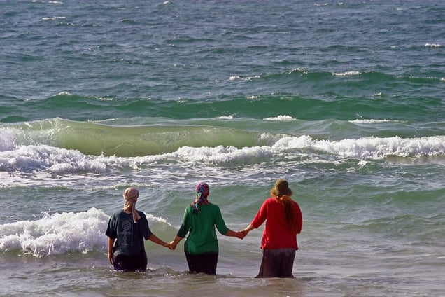 Shirat Hayam, Aug 05 - Women members of Picard family performing personal separation from the sea ceremony before the settlements evacuation © Natan Dvir