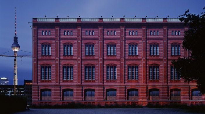 Facade - Photographs and text by Han Sungpil | LensCulture