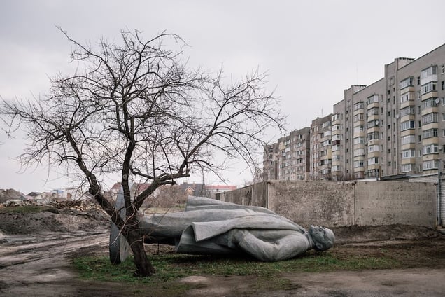 A tipped over statue in Kremenchuk, an important industrial city in the center of the country. 30 March 2016. © Niels Ackermann / Lundi13