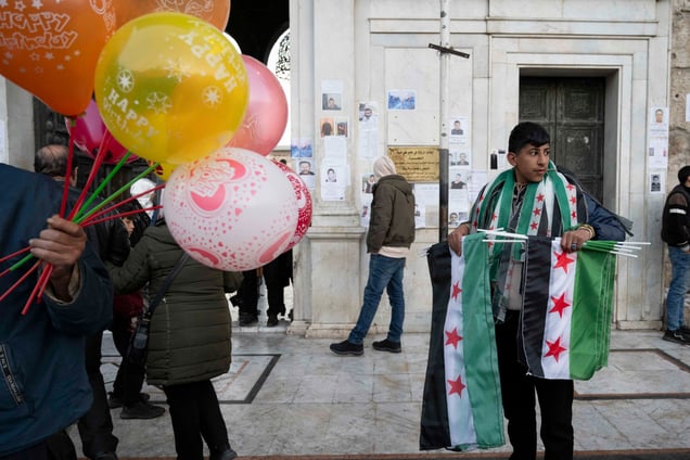 Mosquée des Omeyyades / Damas / Syrie 
À l’entrée la vie est foisonnante, des vendeurs à la sauvette animent les abords du lieu saint, entre ferveur religieuse et survie économique.