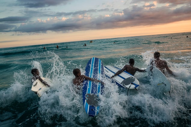 Surf-Haiti: this is the name of the project created in 2010 on the beaches of Jamel, the province worst hit by the earthquake after Port Au Prince. The aim of the project is two-fold: to teach young people from Haiti to surf and to give a boost to tourism in the region.