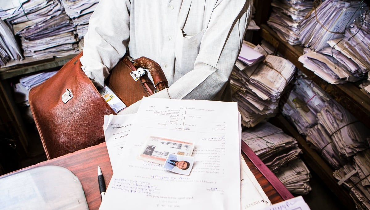 An employee is looking for documents for the Renewal of a Driver‘s license. [Regional Transport Office, Ahmedabad]