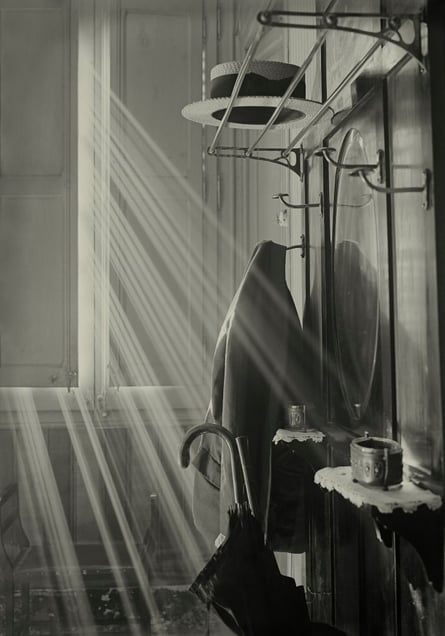 Hat and Coat Rack © Arissa Archive, Fundacion Telefonica