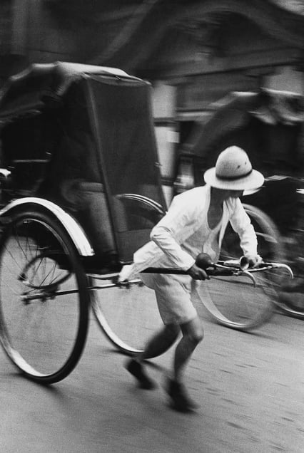 Hiroshi Hamaya, Pousse-pousse, Ginza 8-chome, 1938 © Keisuke Katano for the Hiroshi Hamaya Estate / Courtesy of Studio Equis
