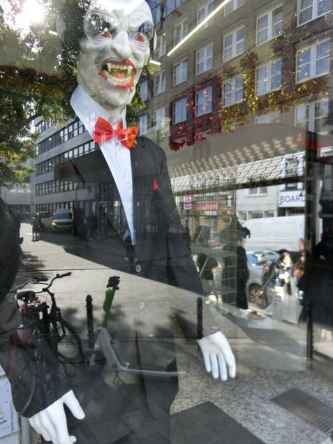 "BLOOD ON EVERY DADA DANCE FLOOR!" "Ruckedi gu, Blut ist im Schuh"