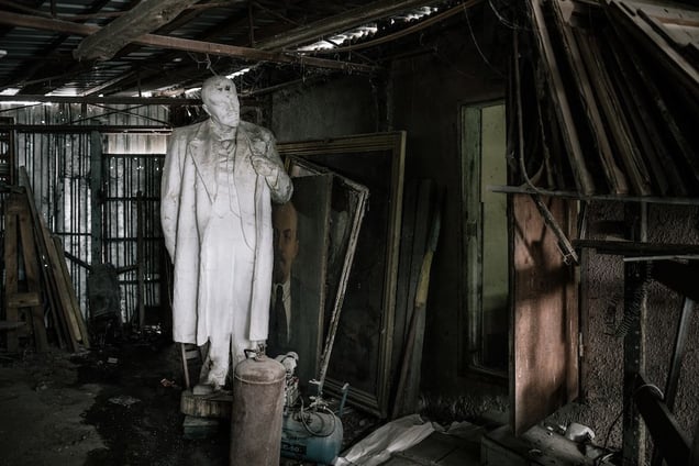 A private collector has assembled a large collection of Soviet era monuments, including dozens of Lenin statues. He stores them in his warehouse alongside materials for his glass business. Kharkiv. 2 February 2016 © Niels Ackermann / Lundi13