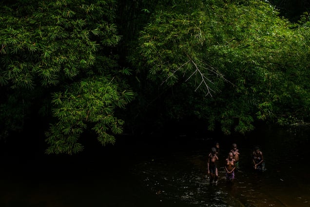 Women bath in a river near the town of Baying, in the Central African Republic. © Pete Muller / PRIME