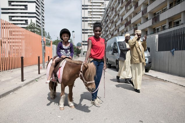 That day is the block party, organized by a local association. Youth of the neighborhood helps to regulate the various activities: pony, stilts, african braids stand, parades... The party will end when a drunk man will threaten some youth with a stick. © Hugo Aymar