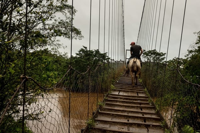 The bridge between Polo de Desarrollo Daniel Guido Sanchez and the village on the opposite bank of the Punta Gorda River was built by villagers, with financial assistance from NGOs. There is no public funding for the region as the government maintains that it is uninhabited, even though some 30,000 people live on and around the river. ©  Adrienne Surprenant / Hans Lucas