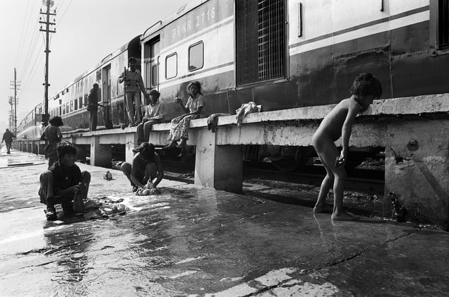 Street children washing their clothes, New Delhi Railway Station