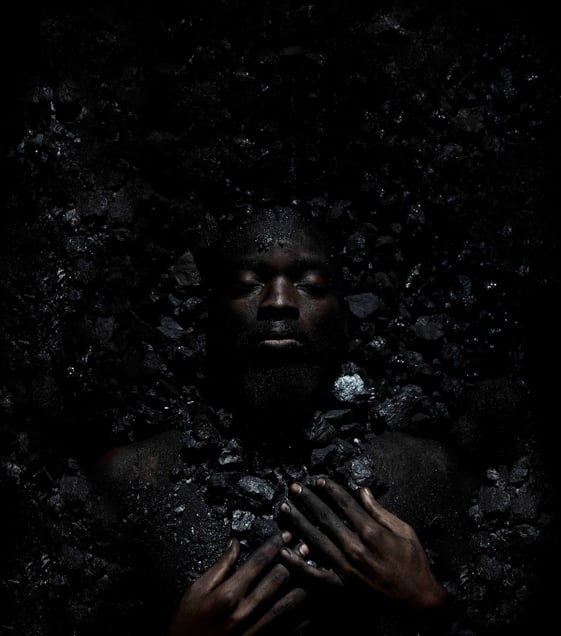 Lefa 6, 2016 © Mohau Modisakeng, courtesy of Galerie Ron Mandos