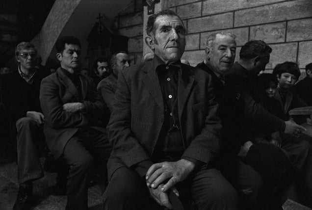 Misa de despedida del cura progresista, Rairiz de la Vega, Orense, 1978 © Anna Turbau, VEGAP