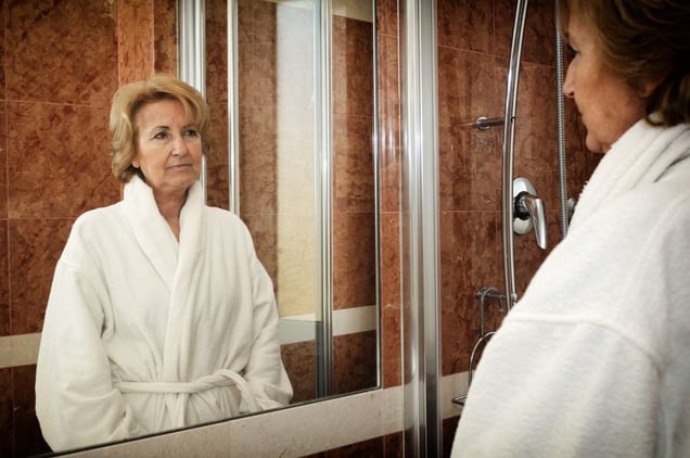 Daniela_in her bathroom