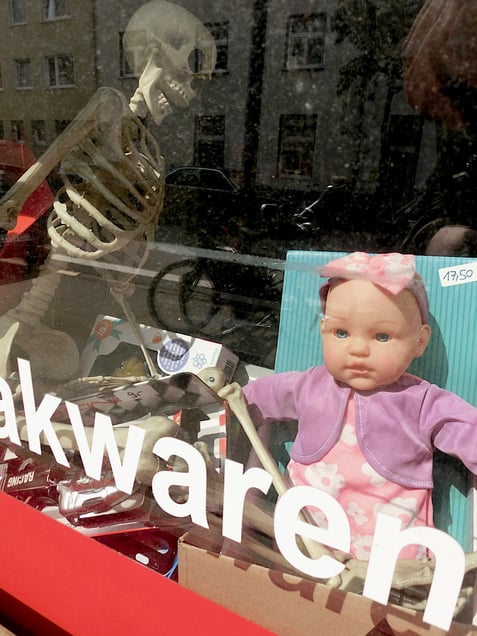 "LAZY SUNDAY AFTERNOON" or "WONDERFUL  WARE WONDERWORLD"  "Wunderbare Waren Wunderwelt"