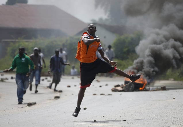 Protesters throwing stones at policemen during a protest against President Pierre Nkurunziza running for election, seeking an unconstitutional third term in office.Bujumbura, Burundi, May 21, 2015. © Goran Tomasevic / Reuters
