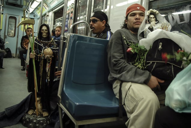 creyentes al culto de la Santa Muerte viajan en metro hacia el barrio de Tepito donde celebran y veneran dicha imagen