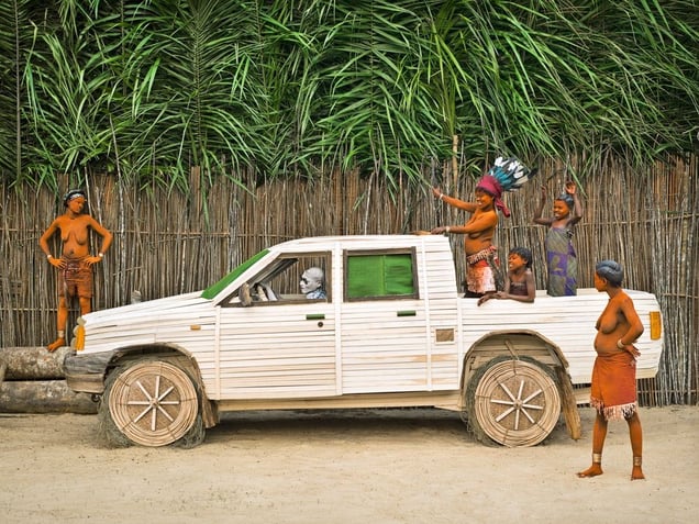 © Patrick Willocq - Walé Mpia and her mundele. « Ensansa : Bakalé biàlé bòpálá yôyàbòma, Ipaya ábálé bòndélé, Ipaya ábátá bôme, emí mbálé Patriki »Song: rival Walé, do not kill each other, Mpia married white man, Mpia found husband, I married Patrick.