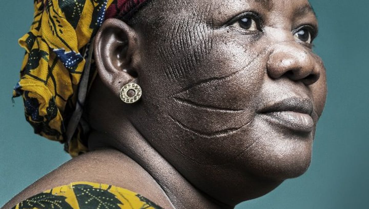Ms. Djeneba : " I used to like my scars; they were beautiful. We used to brag about them. But, now, in the city, it is definitely out of fashion." © Joana Choumali