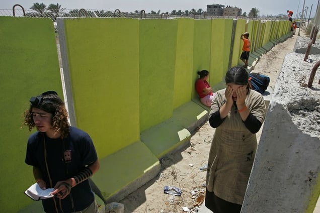 Shirat Hayam, Aug 05 - Young Jewish settlers pray in tears minutes before the settlements evacuation begins © Natan Dvir