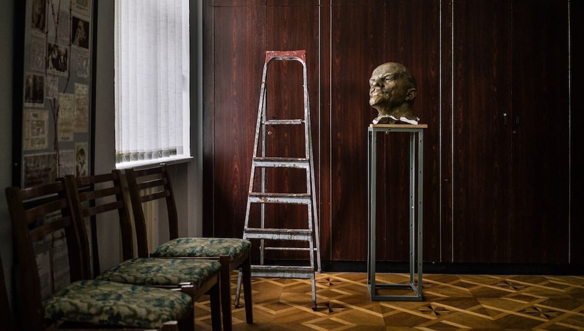 Beheaded Lenin statue exhibited in Kyiv at the Museum of Soviet Occupation. 12 September 2015 © Niels Ackermann / Lundi13