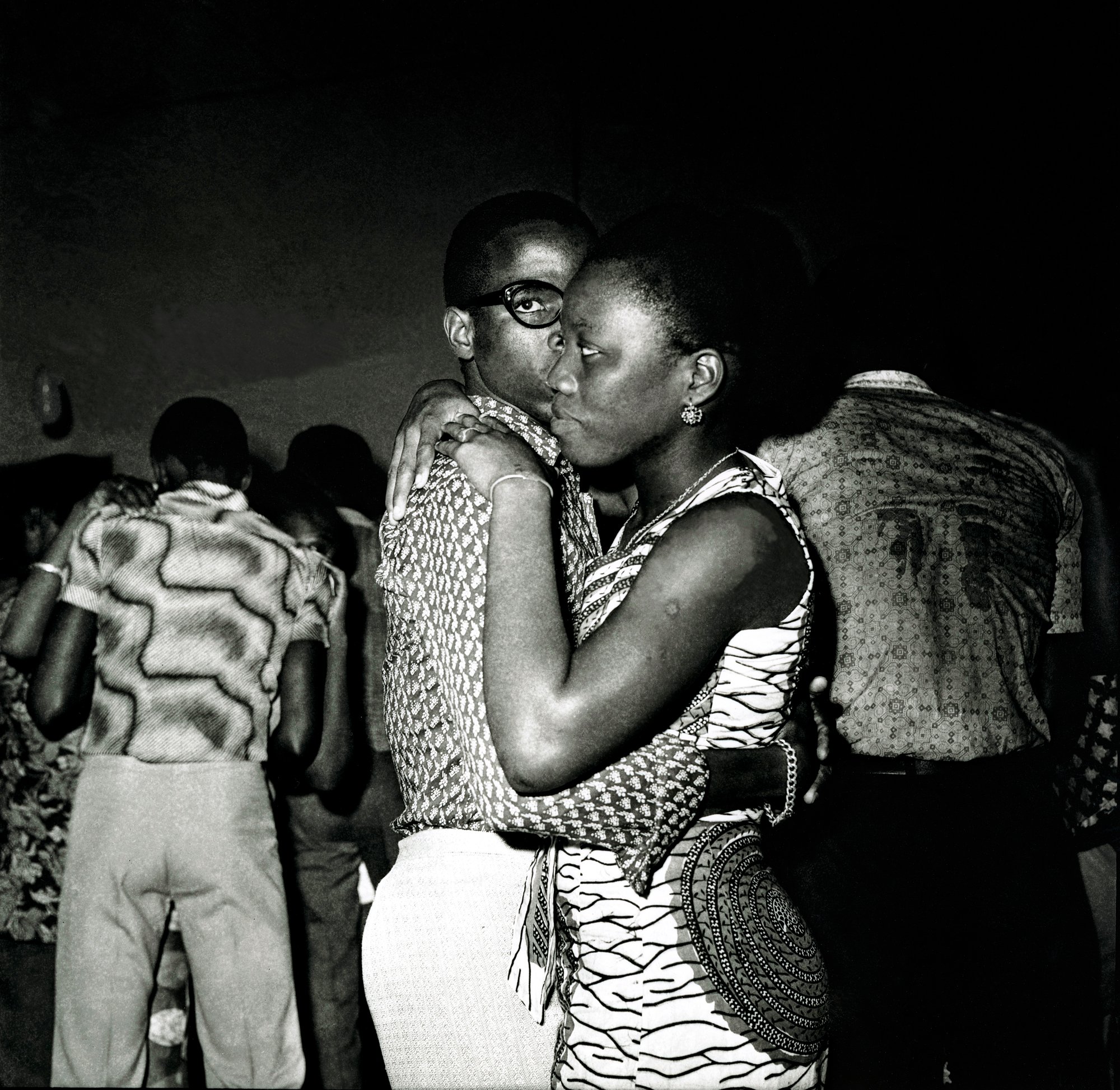 Paul Kodjo, Abidjan, 1970s, series Les Soirées dansantes [Dance Parties]. Courtesy of Les Rencontres du Sud and in camera galerie.