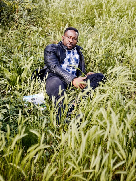 Soumaila Diawara, 31 years old, poet and civil rights activist native of Mali. After having graduated in Legal Studies and Politics in Bamako, he is appointed as the communications chief for the SADI party (Solidarieté Africaine pour la Démocratie et l’Indépendance). In 2012, together with other colleagues, he is forced to flee Mali as they have been unjustly accused of harassing the President of the Legislative Assembly. Soumaila arrives in Rome in 2013, after crossing the Mediterranean Sea, and is granted international political asylum. His poetry takes its form from his feelings of anger and hope which arise from his experience and dream to bring justice back to his land.