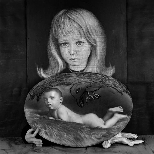 Bereaved. From the series "Asylum of the Birds" © Roger Ballen