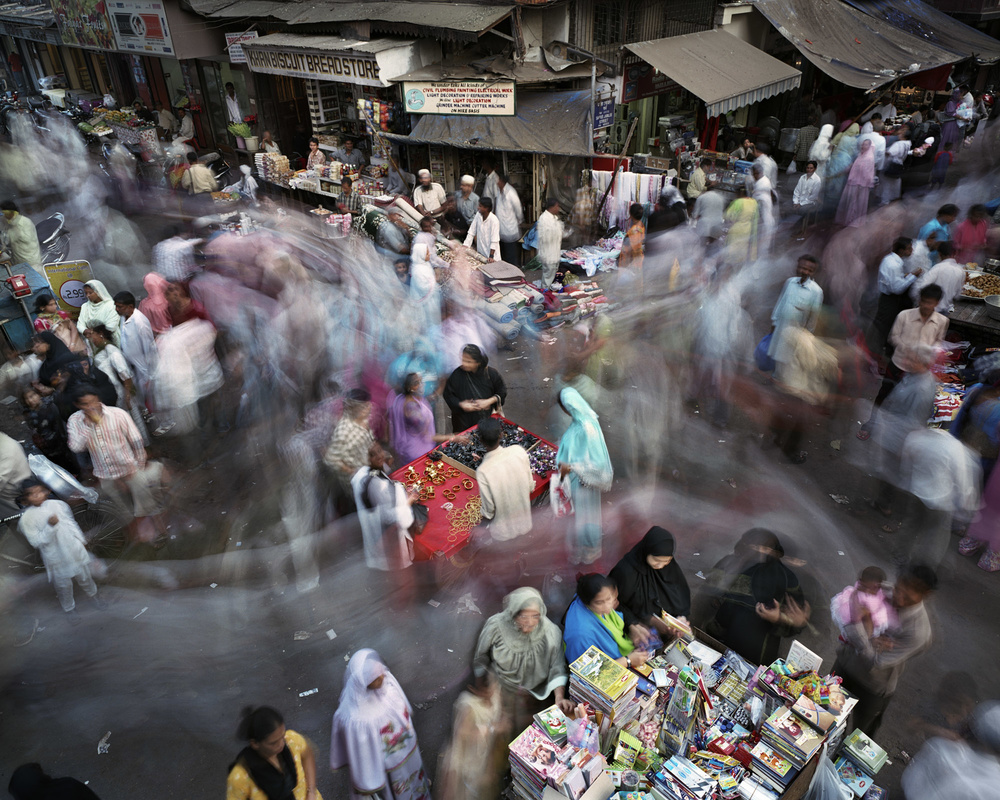 Saifee Jubilee Street, Kumbharwada, Mumbai, India, 2007. Photo from METROPOLIS (2007-2015).