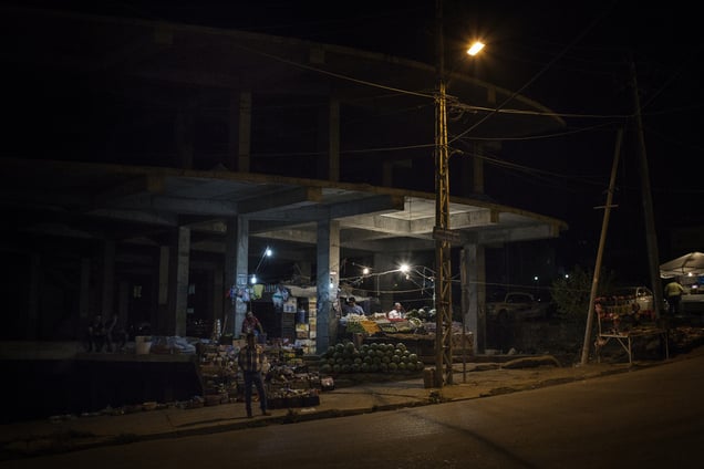 Tahrir, 34, from Falluja, opened a makeshift stall inside an unfinished building in the centre of Shaqlawa where he sells fruit and vegetables. 28/08/15. Shaqlawa, Iraq.