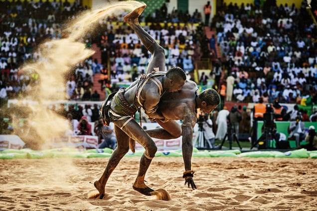 BB Bisma Ndoye defeats the wrestler Maraka Dji in the Demba Diop stadium inDakar, Sierra Leone, 05 April 2015.