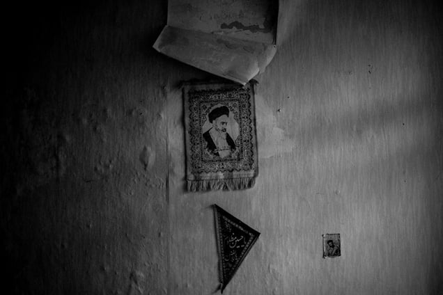 Martyr Hamidreza Ra'i bought a perfume and a small carpet for her mother which has portrayed the picture of Imam Khomeini, the late founder of the Islamic Revolution. Hamidreza mounted the carpet on their home's wall before going to war. The small carpet has remained on the wall for the past 31 years and is among the little number of tokens which have remained for the mother.