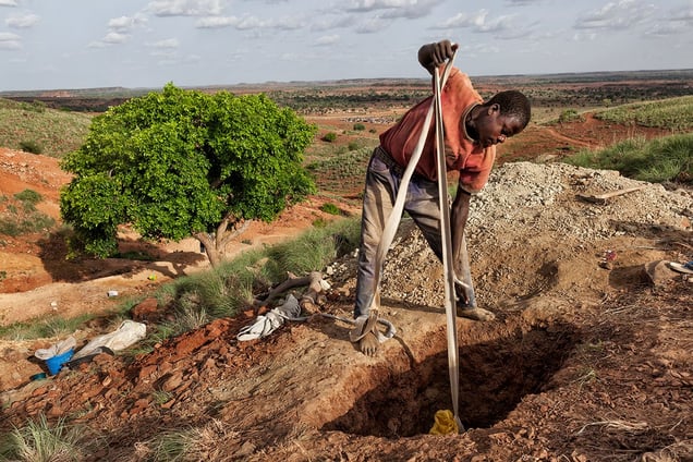 "Here the ground is solid, but sometimes the earth is very fragile. Cracks appear in the hole and that’s scary," says Arzuma (24), while he pulls the heavy bag filled with stones out of his 20 meters deep hole. © Matjaz Krivic