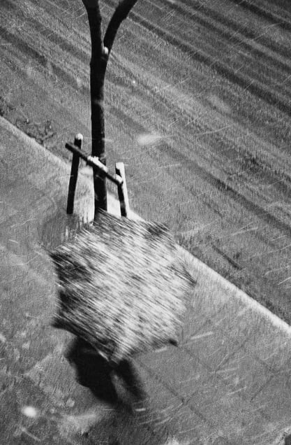 Hiroshi Hamaya, La neige de Ginza, Ginza 3-chome, 1936 © Keisuke Katano for the Hiroshi Hamaya Estate / Courtesy of Studio Equis