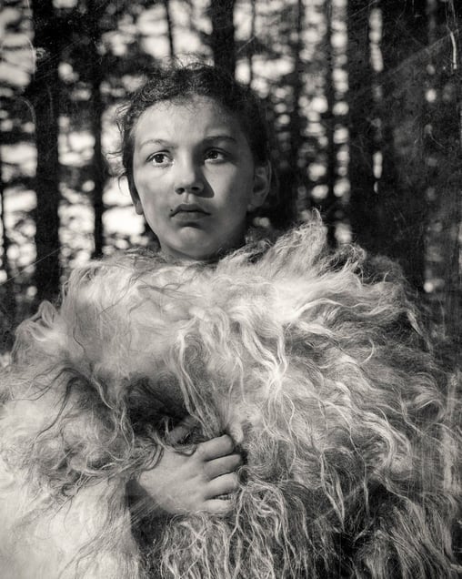 Memoriam – She Walks with Her Shawl