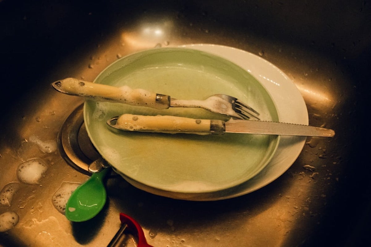 MARIA. Lisbon, Portugal, 24/11/2023 - Ana Maria Jeremias washing dishes for one of the families she works for. © Maria Abranches