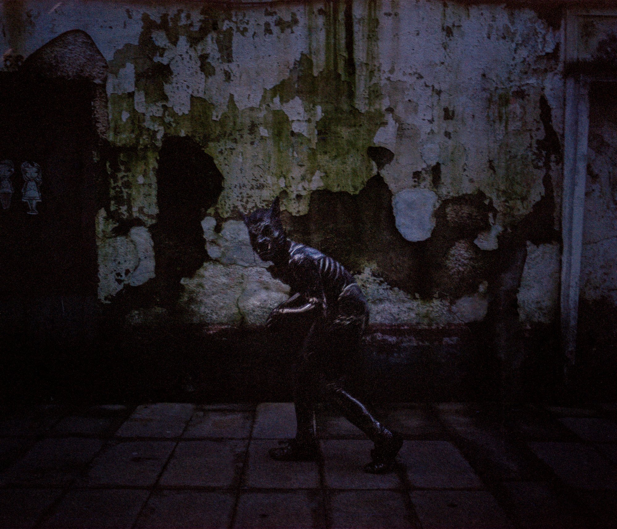 Sesta 13. Beliefs in the supernatural intertwine with the everyday reality of rural life on the border between Galicia and Portugal. The celebration of Montalegre's 'Sesta 13,' with its myths and legends, delves into the ancestral roots of witches and monsters in rural Galicia. This place is imbued with stories that weave into the rich Galician mythology, where witches conducted rituals and mysterious creatures were said to inhabit the shadows. The connection with concepts of life after death manifests in the atmosphere of this celebration, suggesting the idea of a threshold between the world of the living and the realm of the unknown. Rural Galicia, with its solitary landscapes and dense forests, becomes a fitting backdrop for these narratives that explore the boundaries between life and death. © Carlos Folgoso Sueiro