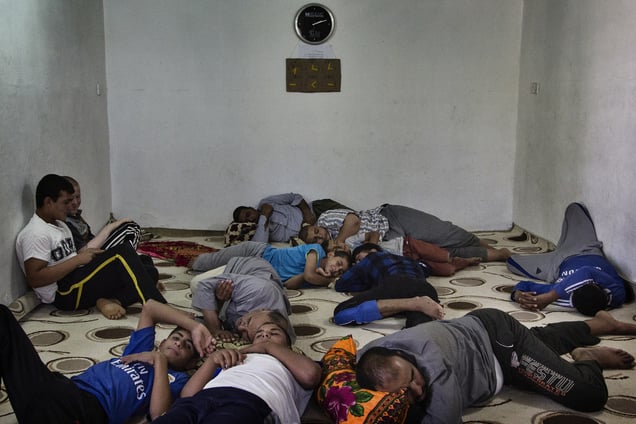 A group of men takes rest in a room which has been turned into a mosque, in a hot afternoon during the holy month of Ramadan. 23/06/2015.