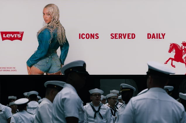 Between Beyoncé and the crowd — between meaning and meaninglessness.