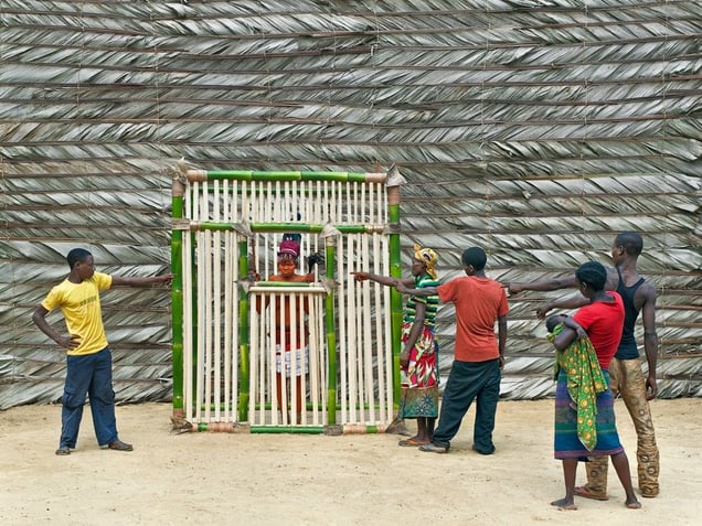 © Patrick Willocq - Walé Asongwaka, sentenced to jail. « Ensansa : mpúàmbolé lobélá, bâmâ bôntombi, bòlóko nd’ímònga ». Song: I do not answer calls, mamas take me, jail to main town.