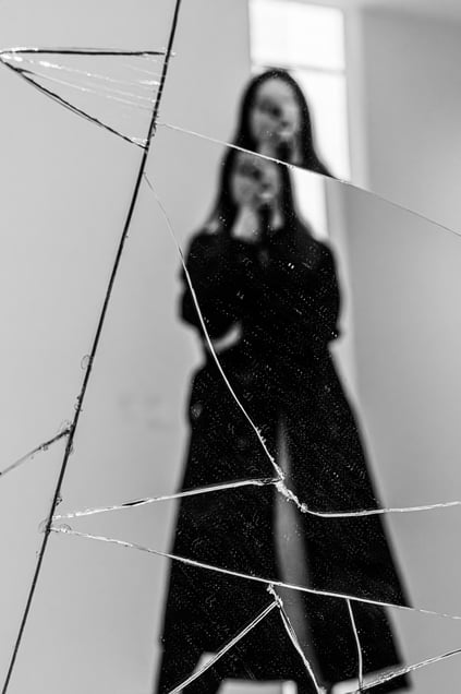 woman mirror cracks, no feet