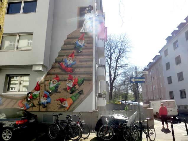 "DER ZWERG IST DAS ZIEL" "THE GNOME IS THE GOAL"