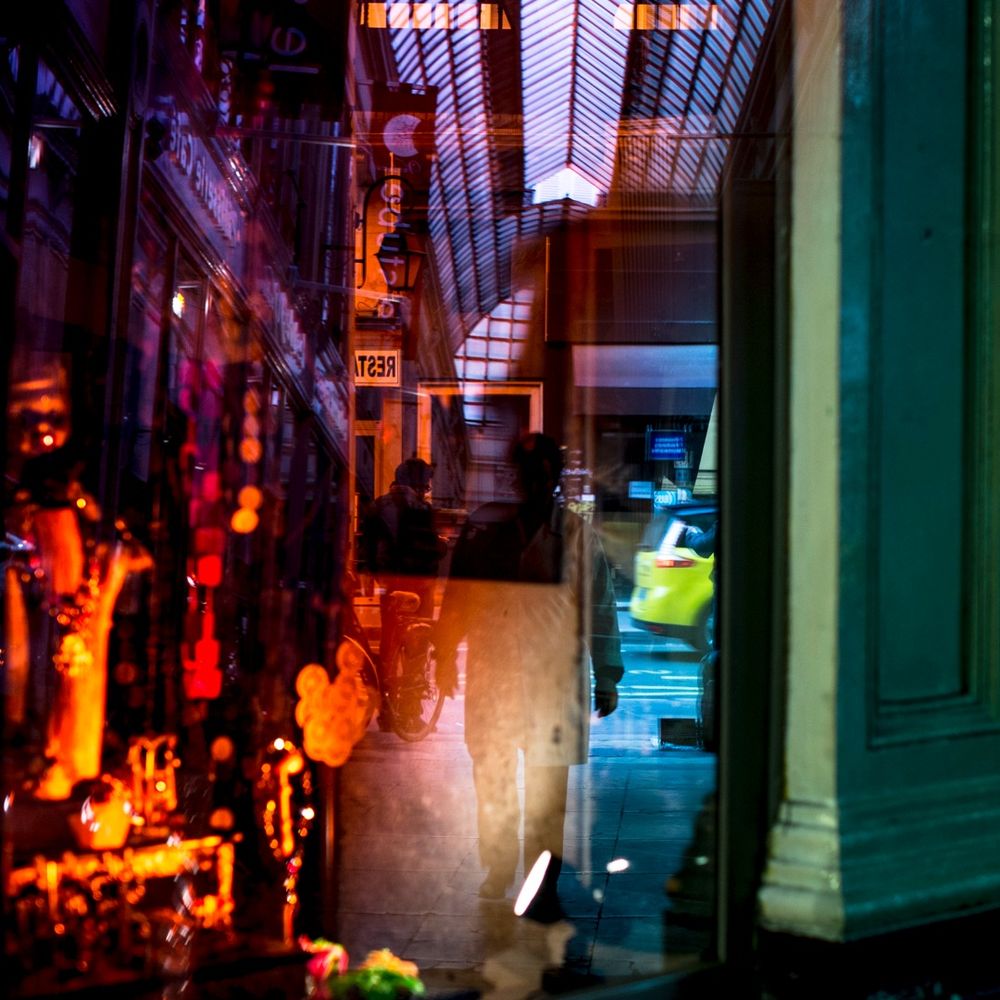 Estudio de Luz: A Study on Reflection and Transparency.